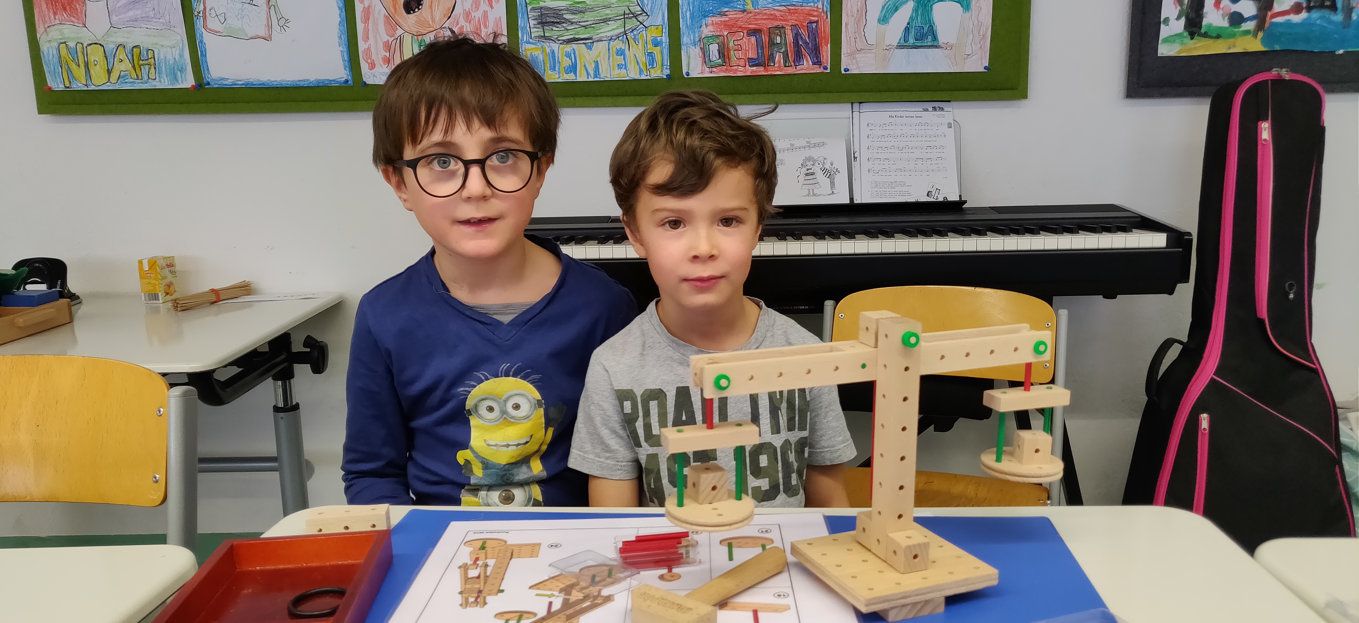 2 Kinder bauen mit Matador  einen Kran
