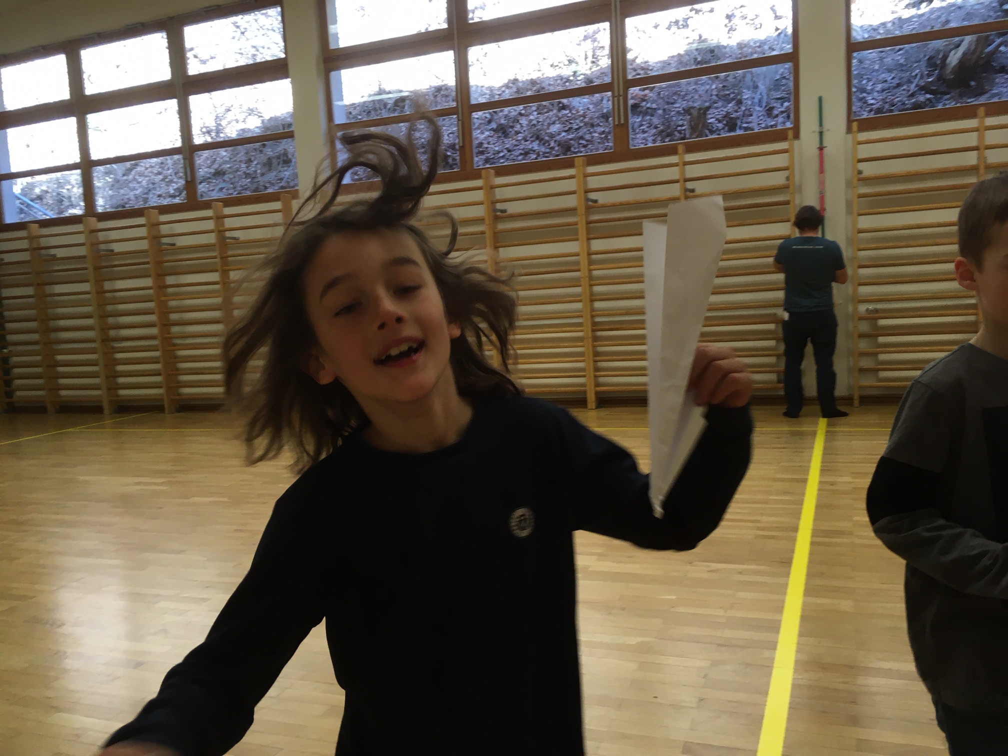 Kind mit Papierflieger Kind mit Papierflieger