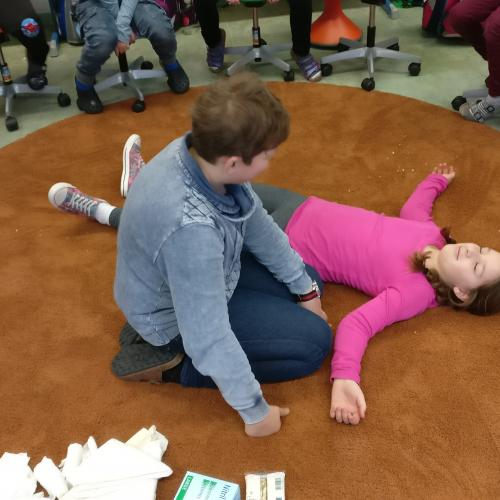 Kinder bei der Ersten Hilfe