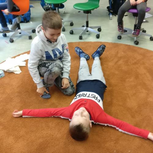 Kinder bei der Ersten Hilfe