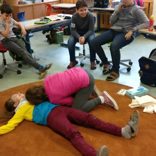 Kinder bei der Ersten Hilfe