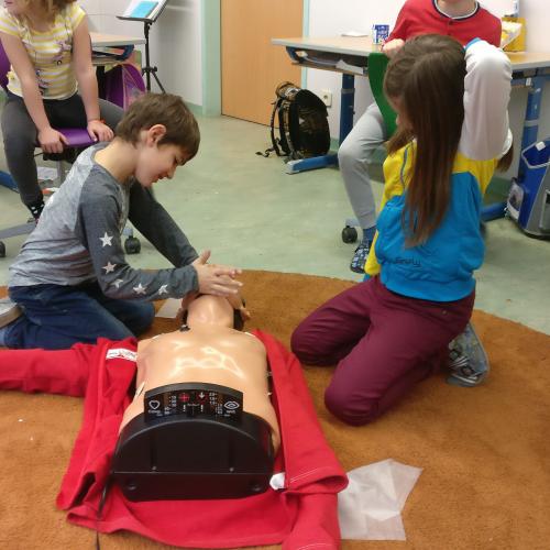 Kinder bei der Ersten Hilfe