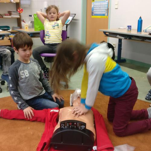 Kinder bei der Ersten Hilfe