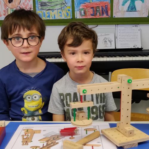 2 Kinder bauen mit Matador  einen Kran