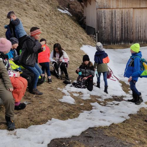 Am 18. Februar ging es bei noch winterlichen Verhältnissen zum Spielplatz von Grins.