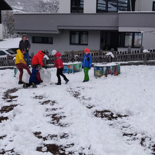 Im Pausenhof liegt noch Schnee (15.03.2021).