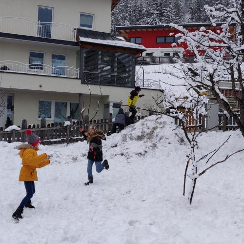 Eine Schneeballschlacht muss auch einmal sein ...