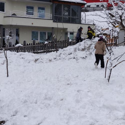 Schneetreiben im Pausenhof