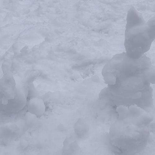 Der Osterhase mit Henne und Eiern warten schon auf Ostern.