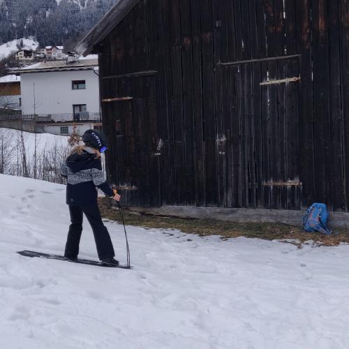 Eine Snowboarderin in Pians