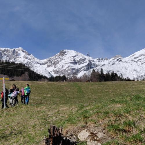 Bei Kaiserwetter über Quadratsch nach Grins am 25. März.