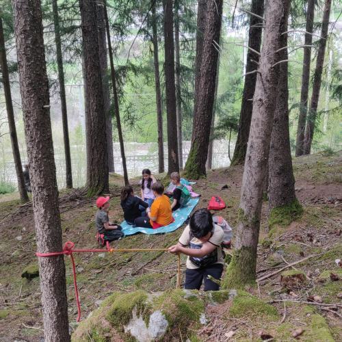 Am 29. April waren wir im Wald oberhalb der Schule.