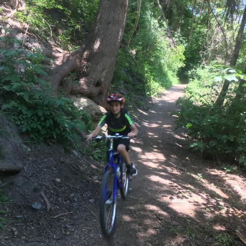 Kinder fahren am Trail
