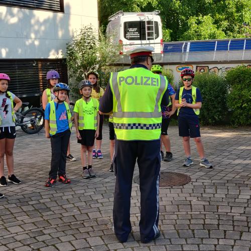 Vor der Radprüfung gab es noch eine Schulung durch die Polizei!