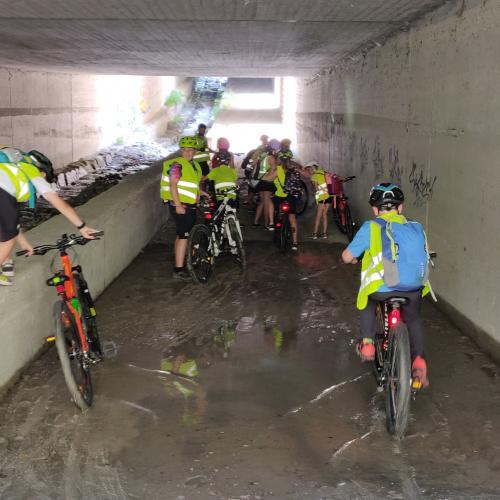 Abenteuerlich ging es unter der Brücke durch ...
