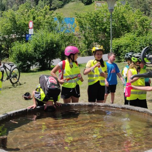 Abkühlung am und im Brunnen in Zams 2