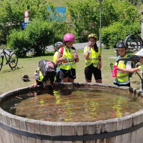 Abkühlung am und im Brunnen in Zams