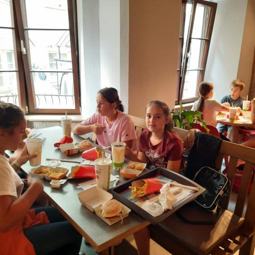 © av Mittagessen bei McDonalds 1