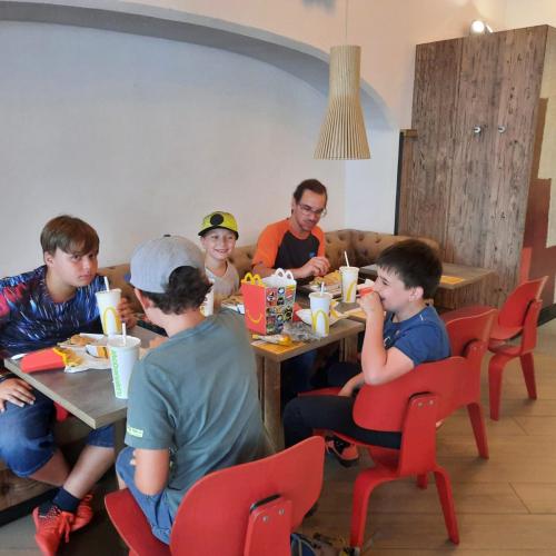© av Mittagessen bei McDonalds 2