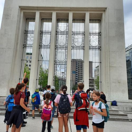 © av Vor dem Befreiungsdenkmal am Landhausplatz