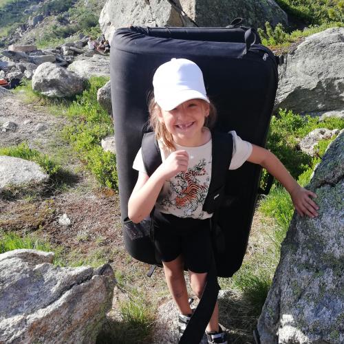 Lara mit Bouldermatte