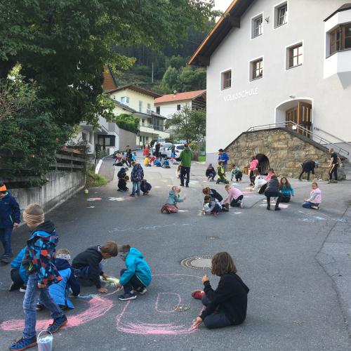 Kinder bemalen die Straße