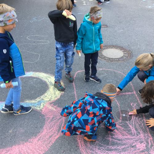 Kinder bemalen die Straße