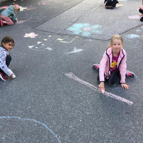 Kinder bemalen die Straße