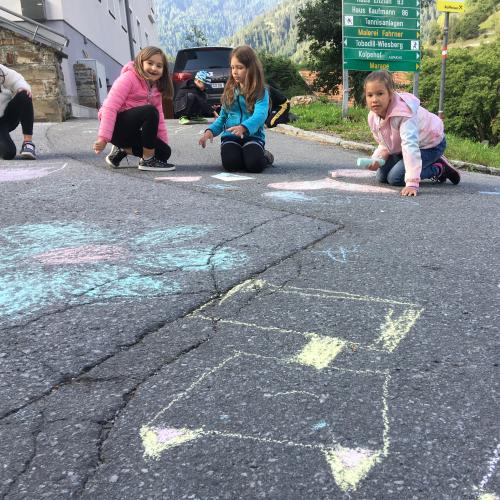 Kinder bemalen die Straße