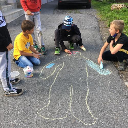 Kinder bemalen die Straße
