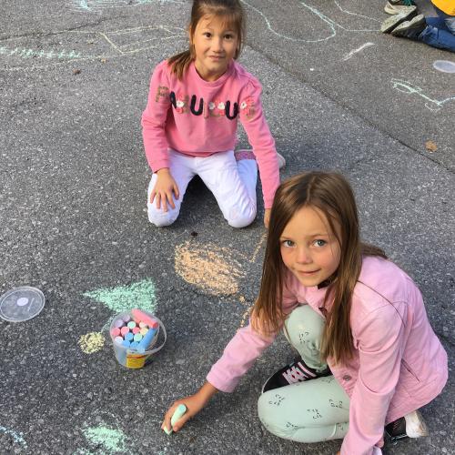 Kinder bemalen die Straße