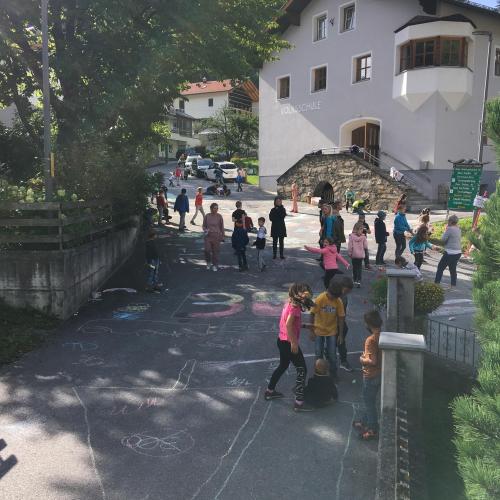 Kinder bemalen die Straße