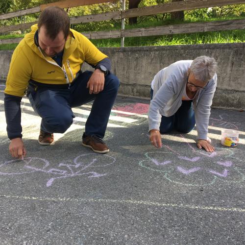 Kinder bemalen die Straße