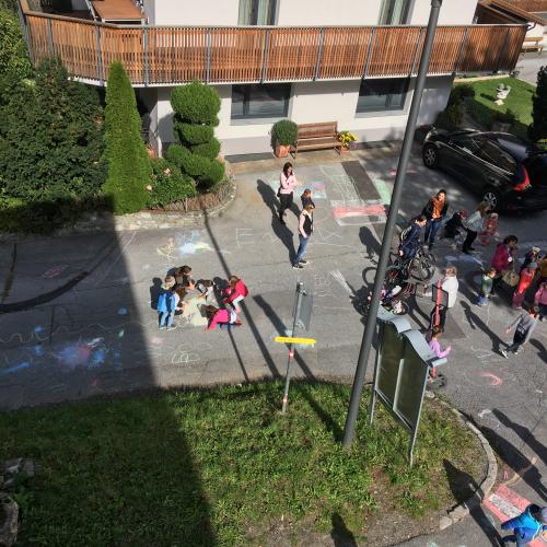 Kinder bemalen die Straße