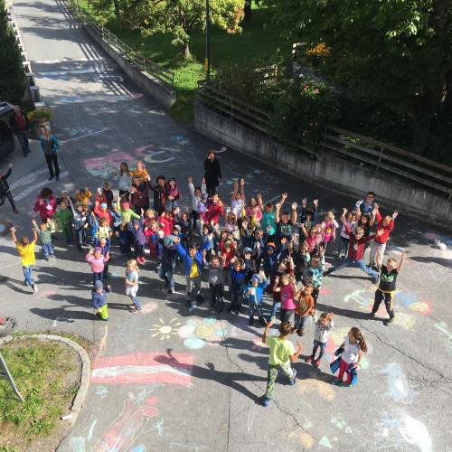 Kinder bemalen die Straße