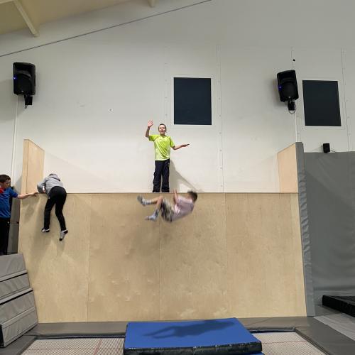 Kinder in der Trampolinhalle
