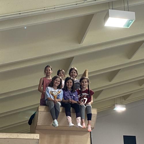 Kinder in der Trampolinhalle