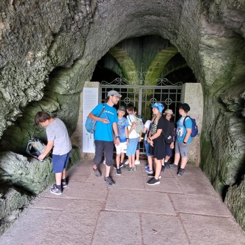 Vor der Baschusgrotte im Schloss Ambras 2