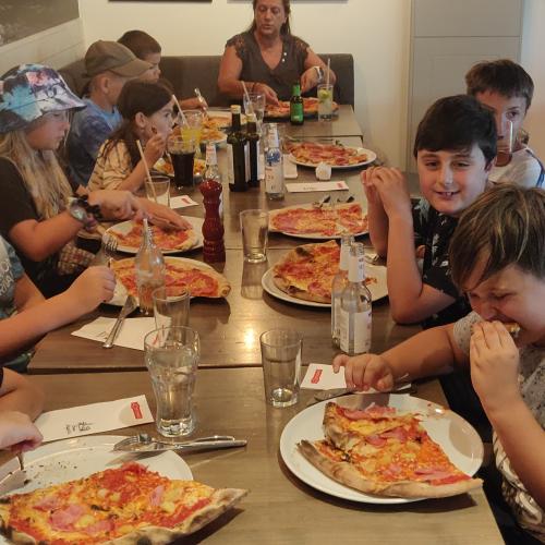 Mittagessen in der Pizzeria