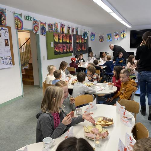 Kinder beim Frühstück