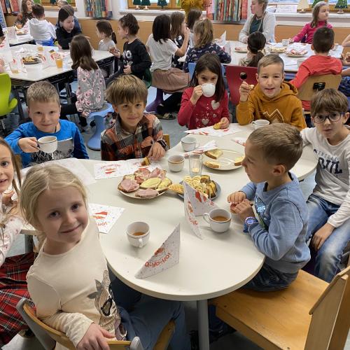 Kinder beim Frühstück