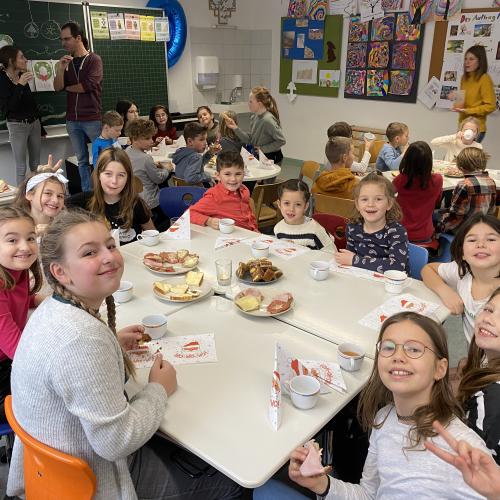 Kinder beim Frühstück