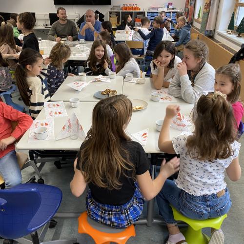 Kinder beim Frühstück