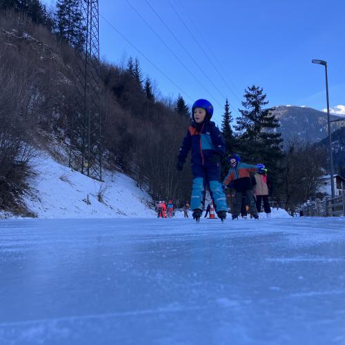 Kinder beim Eislaufen