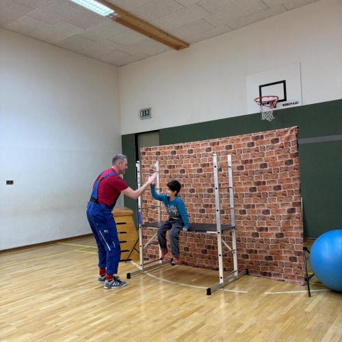 Clown auf der Arbeitsleiter