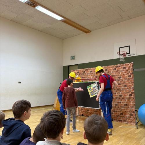 Clowns beim präsentieren der Bilder