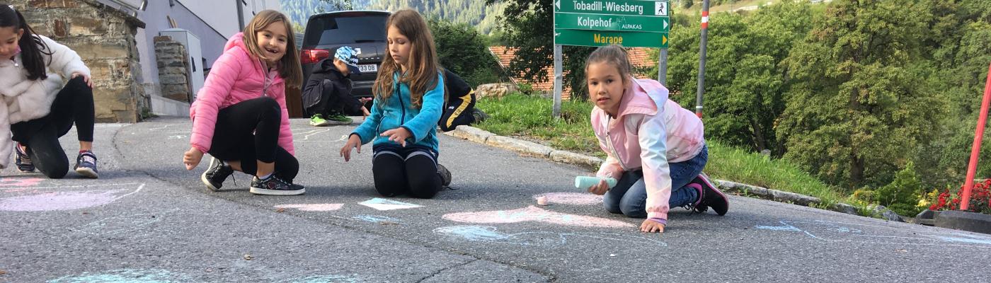Kinder bemalen die Straße