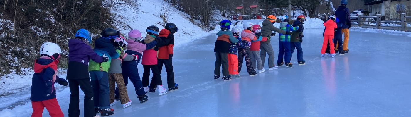 Kinder beim Eislaufen